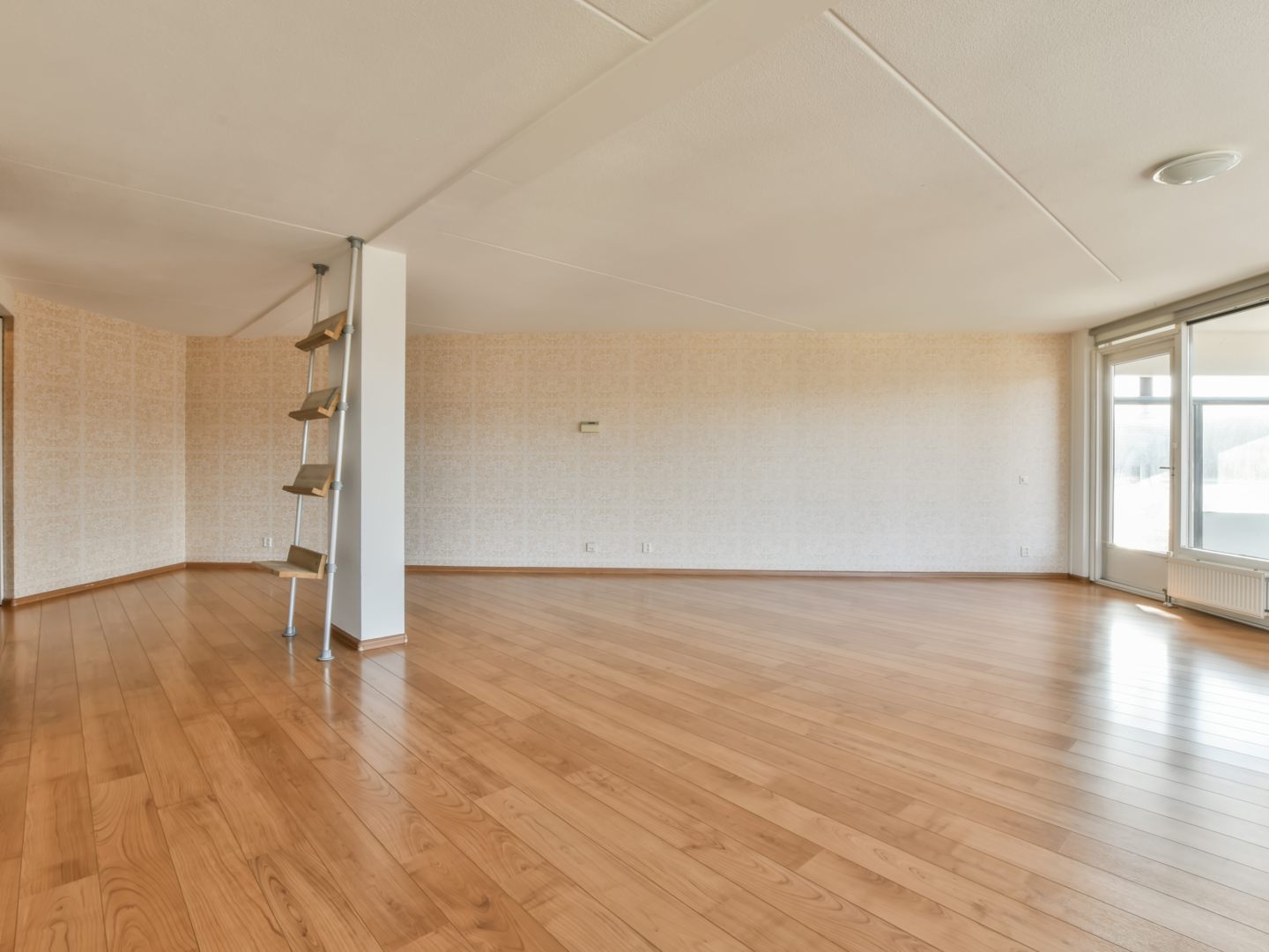 Eine große leerstehende Wohnung ohne Wände als Beispielbild für offene Wohnkonzepte