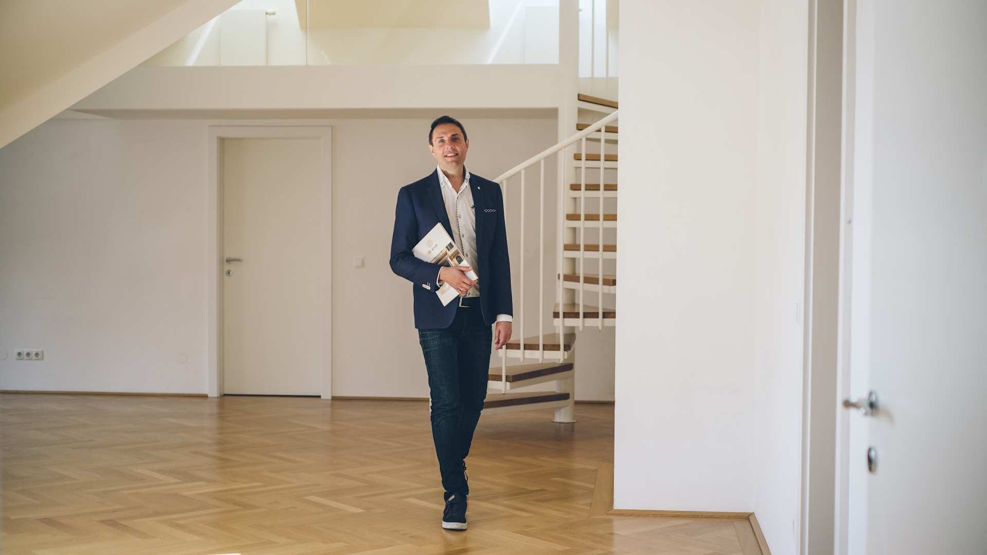 Immobilienbewertung vor dem Haus Kaufen in Wien durch Immobilienmakler Christoph Koch - Dr. Koch Traumrealitäten