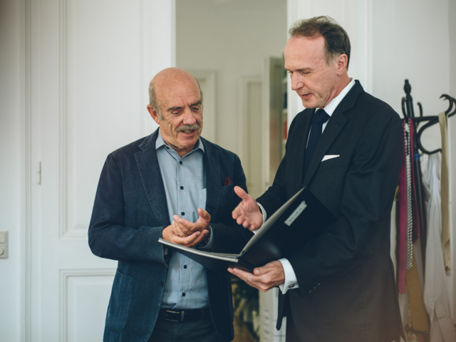 Zusammenarbeit zwischen Immobilienmakler Dr. Eggert Koch, mit Rechtsanwalt Mag. Laurenz Strebl zur Prüfung von baurechtlichen Optionen für Immobilienprojekte in Wien