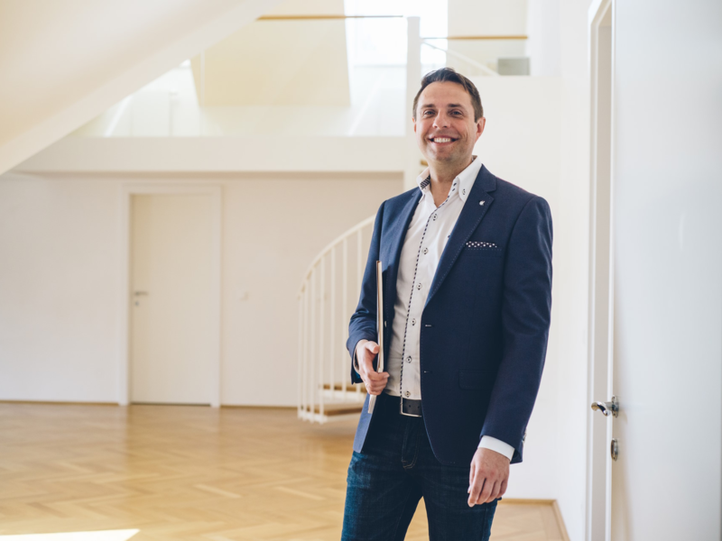 Christoph Koch, Ihr Immobilienmakler für Wien & Umgebung, bei der Besichtigung einer Luxusimmobilie in Wien